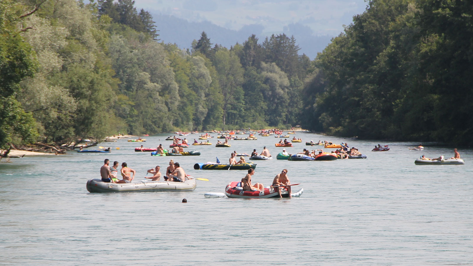 Gummiboot-Dichtestress auf der Aare